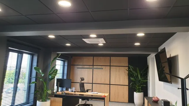 Instalacja i oświetlenie w biurze