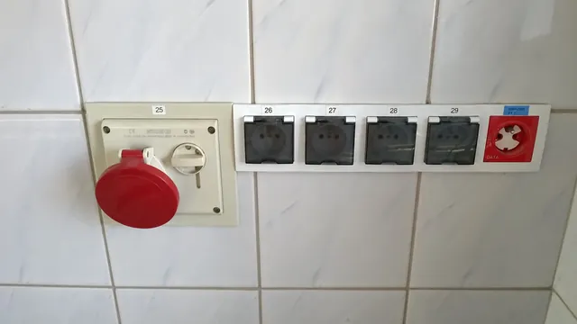 Gniazdo siłowe i gniazda w hali