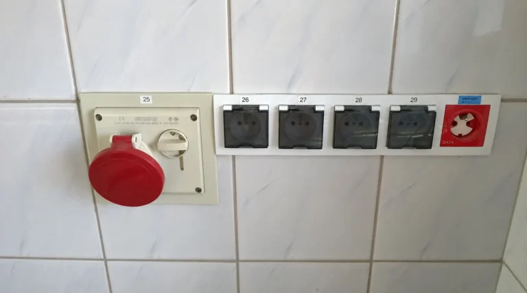 Gniazdo siłowe i gniazda w hali