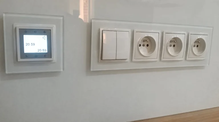 Panel sterowania i gniazda w domu