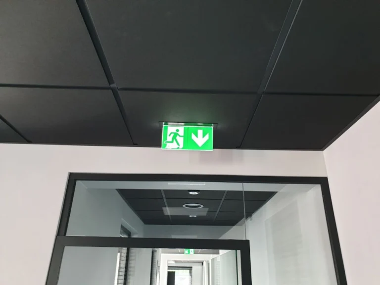 Oświetlenie ewakuacyjne w biurze