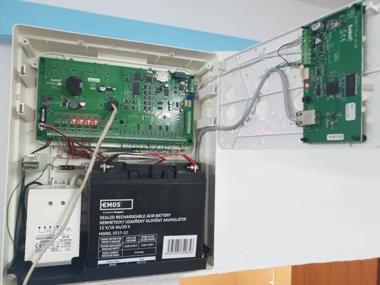 Centrala alarmowa SATEL z zasilaniem awaryjnym